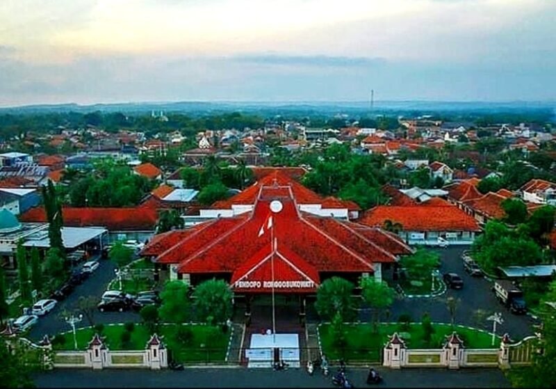 Penampakan Pendopo Ronggosukowati dari udara. (Sumber Foto: IG @explorepamekasan)