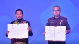 Bupati Sumenep Dr. Achmad Fauzi Wongsojudo (kiri) menunjukkan berkas kerja sama dengan Kejati Jatim. (ISTIMEWA)