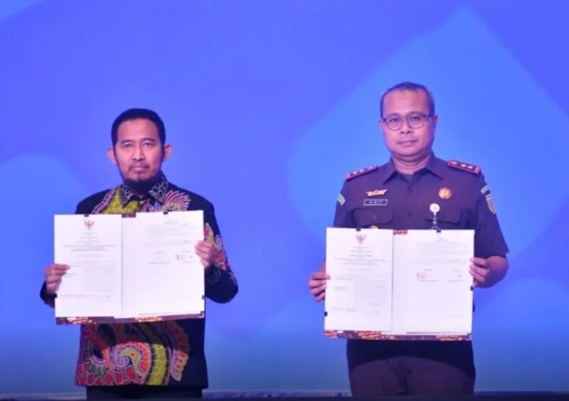 Bupati Sumenep Dr. Achmad Fauzi Wongsojudo (kiri) menunjukkan berkas kerja sama dengan Kejati Jatim. (ISTIMEWA)
