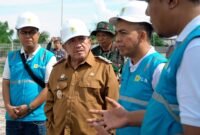 Wakil Bupati Sumenep KH. Imam Hasyim berbincang dengan Manajer PLN Area Madura, Fahmi Fahresi dan tim saat peresmian jam operasional PLTD di Pulau Gili Raja, Sumenep menjadi 12 jam. (KLIKMADURA)