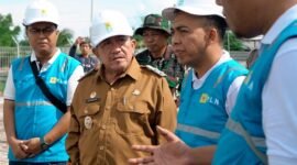 Wakil Bupati Sumenep KH. Imam Hasyim berbincang dengan Manajer PLN Area Madura, Fahmi Fahresi dan tim saat peresmian jam operasional PLTD di Pulau Gili Raja, Sumenep menjadi 12 jam. (KLIKMADURA)