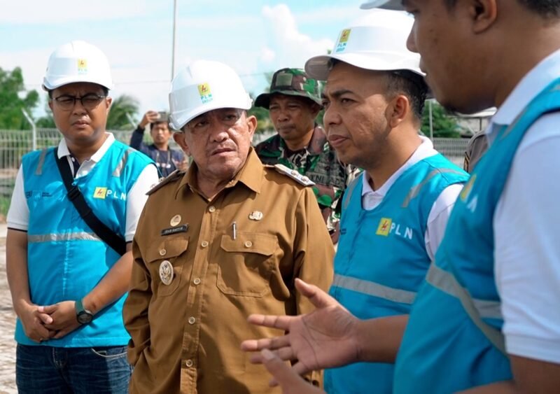 Wakil Bupati Sumenep KH. Imam Hasyim berbincang dengan Manajer PLN Area Madura, Fahmi Fahresi dan tim saat peresmian jam operasional PLTD di Pulau Gili Raja, Sumenep menjadi 12 jam. (KLIKMADURA)
