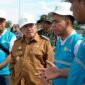 Wakil Bupati Sumenep KH. Imam Hasyim berbincang dengan Manajer PLN Area Madura, Fahmi Fahresi dan tim saat peresmian jam operasional PLTD di Pulau Gili Raja, Sumenep menjadi 12 jam. (KLIKMADURA)
