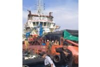 Nelayan saat mendatangi kapal induk PT KEI di barat laut Kangean, Rabu (12/11/2025).