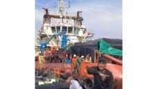 Nelayan saat mendatangi kapal induk PT KEI di barat laut Kangean, Rabu (12/11/2025).