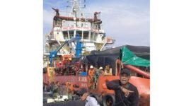 Nelayan saat mendatangi kapal induk PT KEI di barat laut Kangean, Rabu (12/11/2025).