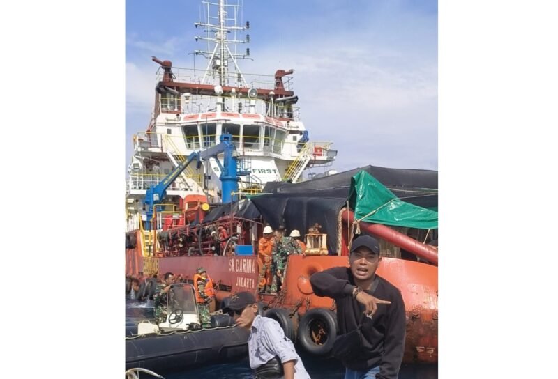 Nelayan saat mendatangi kapal induk PT KEI di barat laut Kangean, Rabu (12/11/2025).