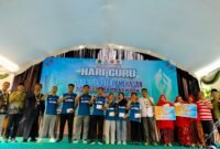 Founder CV. Ayunda Permata Sejahtera, Bambang Budianto (baju putih) bersama Kadisdikbud Pamekasa, Moh. Alwi (baju sakera) foto bersama para atlet bulu tangkis di SDN Barkot 3 usai pagelaran pesta rakyat. (LAILIYATUN NURIYAH/KLIK MADURA)