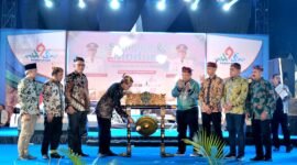 Bupati Pamekasan, Dr. KH. Kholilurrahman, bersama Wakil Bupati H. Sukriyanto dan KMA Kementerian Kebudayaan RI Sjamsul Hadi menabuh gong pertanda dimulainya kegiatan Selamam di Madura yang digelar di Arek Lancor, Pamekasan. (KLIKMADURA)