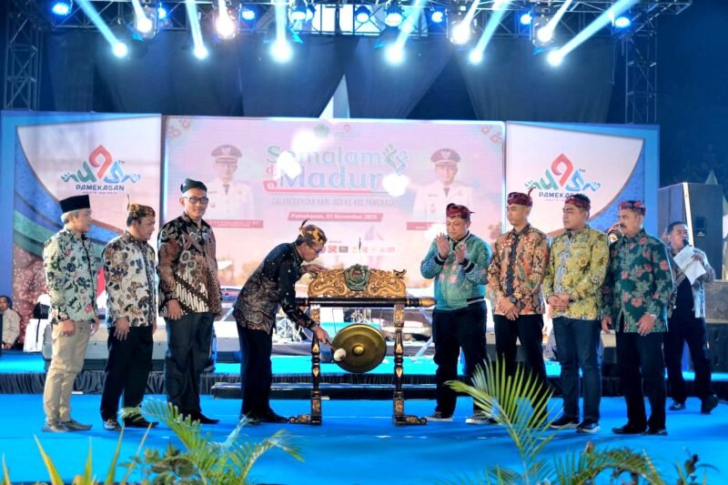 Bupati Pamekasan, Dr. KH. Kholilurrahman, bersama Wakil Bupati H. Sukriyanto dan KMA Kementerian Kebudayaan RI Sjamsul Hadi menabuh gong pertanda dimulainya kegiatan Selamam di Madura yang digelar di Arek Lancor, Pamekasan. (KLIKMADURA)