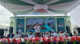 Waketum PBNU, Dr. (HC). KH. Zulfa Mustofa saat menyampaikan tausiyah Haul Akbar para Masyayikh Ponpes Miftahul Ulum Bettet, Pamekasan di SGMRP. (YUSRIL RAHMAN SYAKUR / KLIKMADURA)