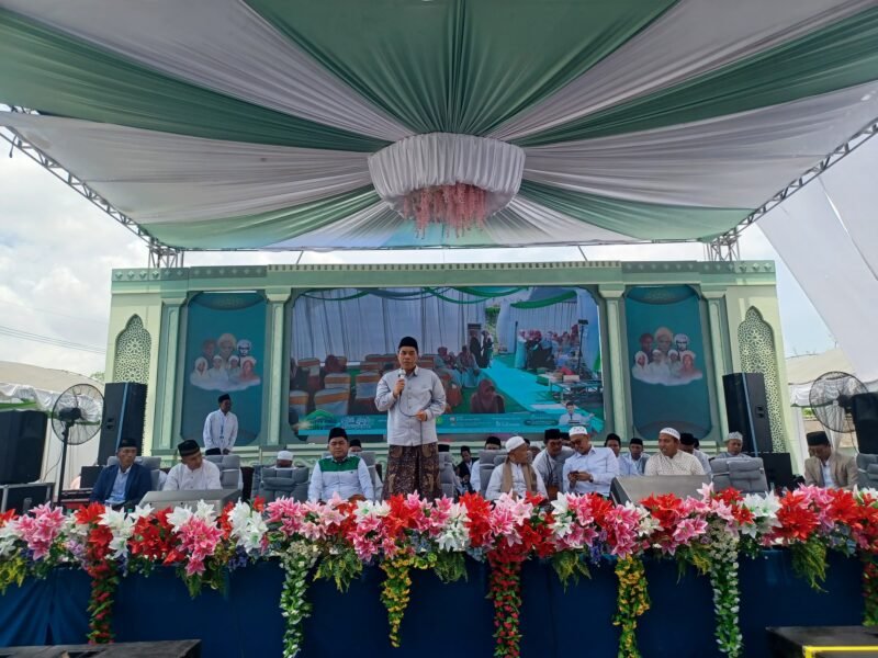 Waketum PBNU, Dr. (HC). KH. Zulfa Mustofa saat menyampaikan tausiyah Haul Akbar para Masyayikh Ponpes Miftahul Ulum Bettet, Pamekasan di SGMRP. (YUSRIL RAHMAN SYAKUR / KLIKMADURA)