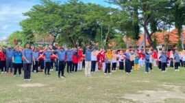 Bupati Pamekasan Dr. KH. Kholilurrahman didampingi Wabup H. Sukriyanto senam bersama ratusan warga dalam rangka rangkaian Harjad ke-495 Tahun Kabupaten Pamekasan. (LAILIYATUN NURIYAH / KLIKMADURA)