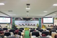 Ketua DPRD Pamekasan, H. Ali Masykur memimpin rapat paripurna istimewa Harjad ke-495 Pamekasan menggunakan bahasa Madura. (MOH. IQBALUL KHAVEI MZ / KLIKMADURA)