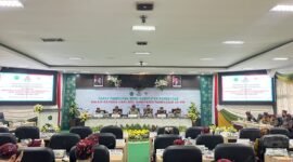 Ketua DPRD Pamekasan, H. Ali Masykur memimpin rapat paripurna istimewa Harjad ke-495 Pamekasan menggunakan bahasa Madura. (MOH. IQBALUL KHAVEI MZ / KLIKMADURA)