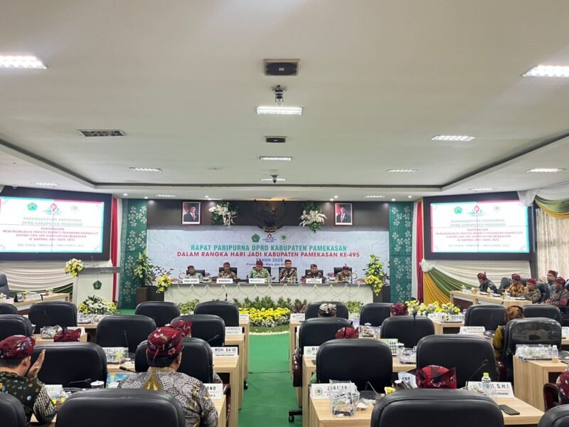 Ketua DPRD Pamekasan, H. Ali Masykur memimpin rapat paripurna istimewa Harjad ke-495 Pamekasan menggunakan bahasa Madura. (MOH. IQBALUL KHAVEI MZ / KLIKMADURA)