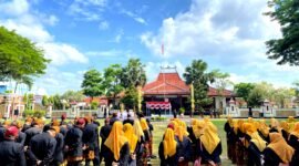 Bupati Pamekasan Dr. KH. Kholilurrahman saat memimpin upacara harjad ke-495 Pamekasan. (LAILIYATUN NURIYAH / KLIKMADURA)