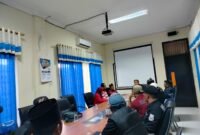 Suasana pertemuan keluarga korban didampingi Ormas MADAS dengan Kadinkes Pamekasan, dr. Saifudin. (LAILIYATUN NURIYAH / KLIKMADURA)