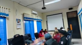Suasana pertemuan keluarga korban didampingi Ormas MADAS dengan Kadinkes Pamekasan, dr. Saifudin. (LAILIYATUN NURIYAH / KLIKMADURA)