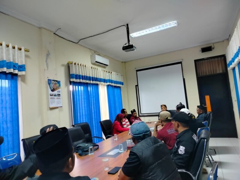 Suasana pertemuan keluarga korban didampingi Ormas MADAS dengan Kadinkes Pamekasan, dr. Saifudin. (LAILIYATUN NURIYAH / KLIKMADURA)