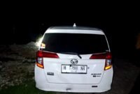 Mobil merek Sigra di sekitar mayat laki-laki dengan kondisi tubuh penuh luka dan terbakar di Desa Lesong Daya, Kecamatan Batumarmar, Pamekasan. (ISTIMEWA)