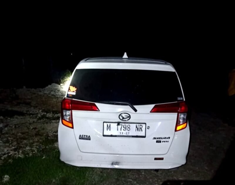 Mobil merek Sigra di sekitar mayat laki-laki dengan kondisi tubuh penuh luka dan terbakar di Desa Lesong Daya, Kecamatan Batumarmar, Pamekasan. (ISTIMEWA)