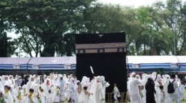 Siswa-siswi SDI Al-Munawwarah antusias mengikuti manasik haji di Lapangan Nagara Bhakti (YUSRIL RAHMAN SYAKUR / KLIK MADURA)