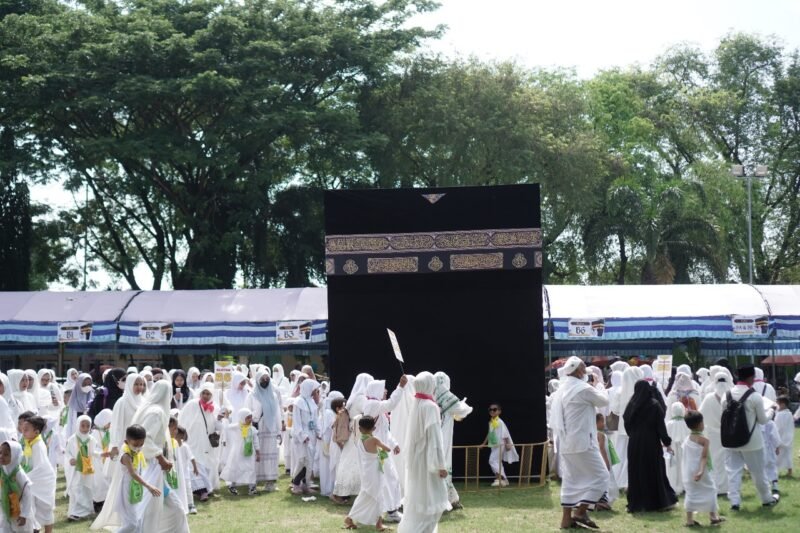 Siswa-siswi SDI Al-Munawwarah antusias mengikuti manasik haji di Lapangan Nagara Bhakti (YUSRIL RAHMAN SYAKUR / KLIK MADURA)