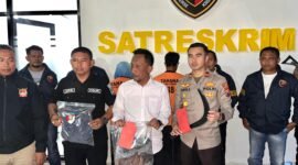Kasatreskrim Polres Pamekasan, AKP Doni Setiawan memimpin press rilis kasus dugaan pembunuhan berencana. (MOH. IQBALUL KHAVEI MZ / KLIKMADURA)