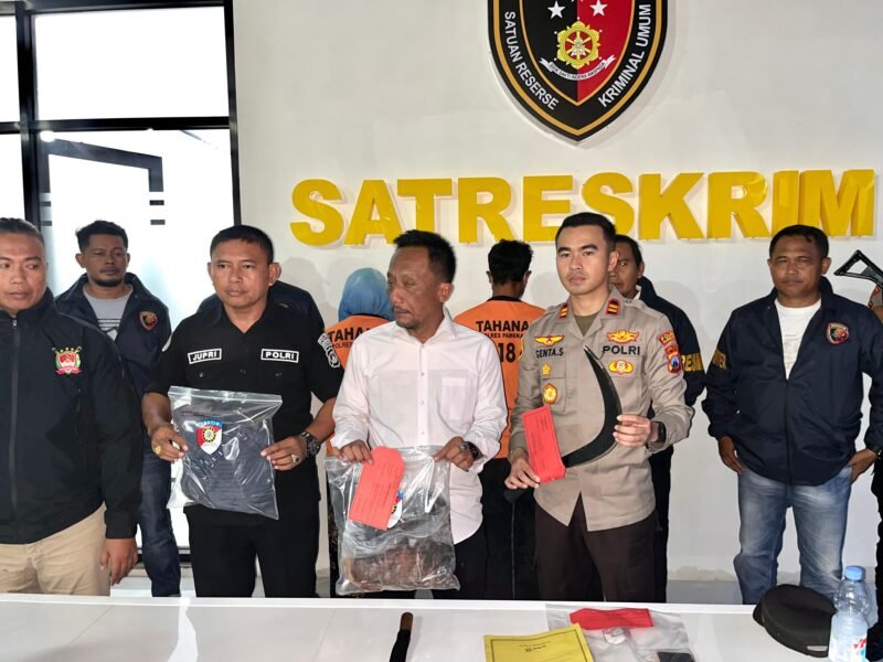 Kasatreskrim Polres Pamekasan, AKP Doni Setiawan memimpin press rilis kasus dugaan pembunuhan berencana. (MOH. IQBALUL KHAVEI MZ / KLIKMADURA)