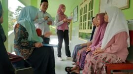 Suasana pemeriksaan siswa-siswi MTs Al-Ula 1 Sumber Batu Blumbungan, Kecamatan Larangan, Pamekasan usai diduga keracunan MBG. (ISTIMEWA)