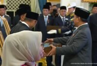 Presiden Prabowo Subianto menyerahkan tanda gelar Pahlawan Nasional kepada R. Imron Amin dan KH. Dimyati Muhammad sebagai ahli waris Syaikhona Muhammad Kholil Bangkalan. (ISTIMEWA)