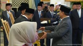 Presiden Prabowo Subianto menyerahkan tanda gelar Pahlawan Nasional kepada R. Imron Amin dan KH. Dimyati Muhammad sebagai ahli waris Syaikhona Muhammad Kholil Bangkalan. (ISTIMEWA)