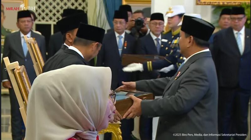 Presiden Prabowo Subianto menyerahkan tanda gelar Pahlawan Nasional kepada R. Imron Amin dan KH. Dimyati Muhammad sebagai ahli waris Syaikhona Muhammad Kholil Bangkalan. (ISTIMEWA)