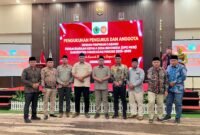 Pengurus PKDI Pamekasan foto bersama para undangan usai dikukuhkan di Azana Style, Pamekasan. (ISTIMEWA)