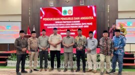 Pengurus PKDI Pamekasan foto bersama para undangan usai dikukuhkan di Azana Style, Pamekasan. (ISTIMEWA)