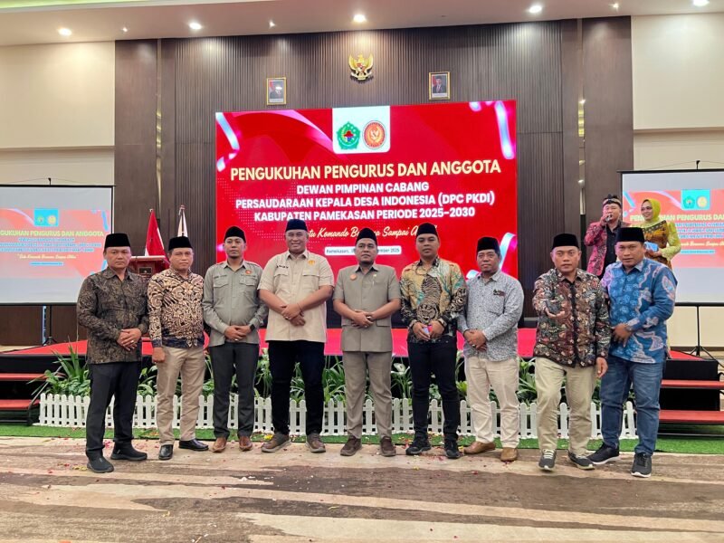 Pengurus PKDI Pamekasan foto bersama para undangan usai dikukuhkan di Azana Style, Pamekasan. (ISTIMEWA)