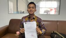Kepala SPPG Garuda Jaya Abadi Ahmad Maulana menunjukkan surat pernyataan SMKN 3 Pamekasan (LAILIYATUN NURIYAH/KLIK MADURA).