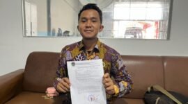 Kepala SPPG Garuda Jaya Abadi Ahmad Maulana menunjukkan surat pernyataan SMKN 3 Pamekasan (LAILIYATUN NURIYAH/KLIK MADURA).