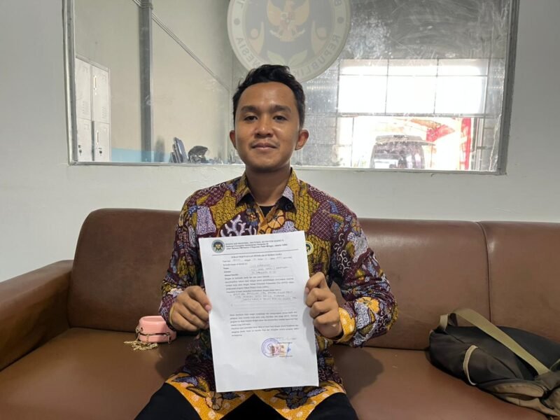 Kepala SPPG Garuda Jaya Abadi Ahmad Maulana menunjukkan surat pernyataan SMKN 3 Pamekasan (LAILIYATUN NURIYAH/KLIK MADURA).