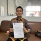 Kepala SPPG Garuda Jaya Abadi Ahmad Maulana menunjukkan surat pernyataan SMKN 3 Pamekasan (LAILIYATUN NURIYAH/KLIK MADURA).