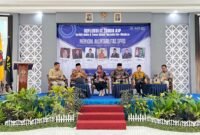 Dr. Kadarisman Sastrodiwidjo (pegang mik) saat menyampaikan materi pada kegiatan bedah buku di Unira. (MOH. IKBALUL KHAVEI MZ / KLIKMADURA)