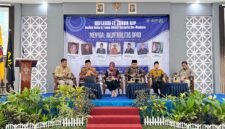 Dr. Kadarisman Sastrodiwidjo (pegang mik) saat menyampaikan materi pada kegiatan bedah buku di Unira. (MOH. IKBALUL KHAVEI MZ / KLIKMADURA)