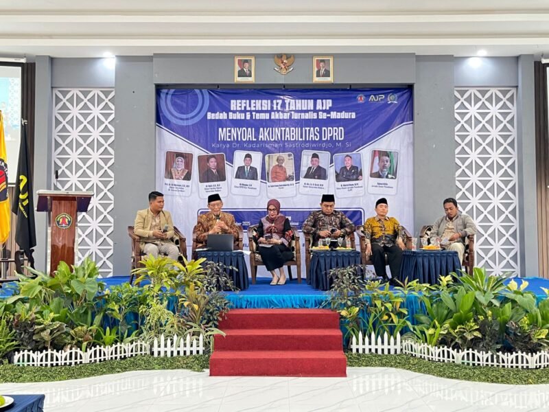 Dr. Kadarisman Sastrodiwidjo (pegang mik) saat menyampaikan materi pada kegiatan bedah buku di Unira. (MOH. IKBALUL KHAVEI MZ / KLIKMADURA)