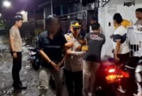 Spesialis pencurian helm berinisial M saat diamankan polisi di Perumahan Selong Permai Blok B, Senin (10/11/2025) malam. (DOK. KLIKMADURA)