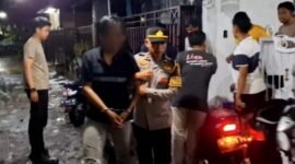 Spesialis pencurian helm berinisial M saat diamankan polisi di Perumahan Selong Permai Blok B, Senin (10/11/2025) malam. (DOK. KLIKMADURA)