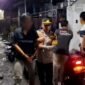 Spesialis pencurian helm berinisial M saat diamankan polisi di Perumahan Selong Permai Blok B, Senin (10/11/2025) malam. (DOK. KLIKMADURA)