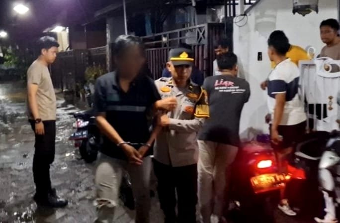 Spesialis pencurian helm berinisial M saat diamankan polisi di Perumahan Selong Permai Blok B, Senin (10/11/2025) malam. (DOK. KLIKMADURA)