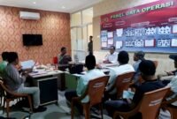 Sejumlah aktivis LPK Trankonmasi Jatim saat audiensi dengan Kapolres Sampang AKBP Hartono terkait kasus minyak curah ilegal. (IBNU ANSORI / KLIKMADURA)