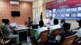 Sejumlah aktivis LPK Trankonmasi Jatim saat audiensi dengan Kapolres Sampang AKBP Hartono terkait kasus minyak curah ilegal. (IBNU ANSORI / KLIKMADURA)